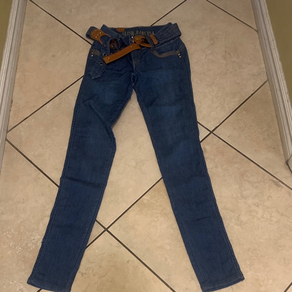 Elegant Blue Skinny Jeans with Brown Belt
